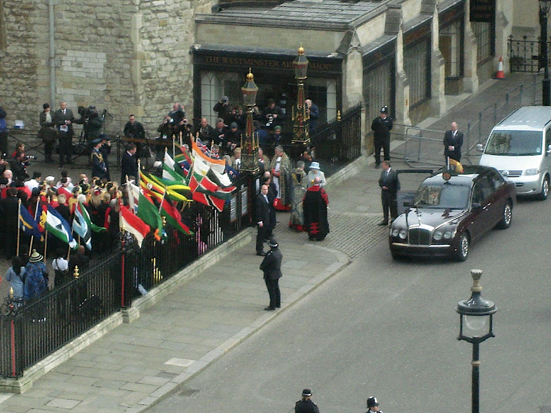 A rainha Elizabeth saindo da abadia de Westminster