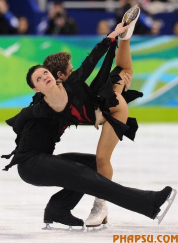Israel's Alexandra Zaretsky and Roman Zaretsky perform in the Ice Dance Free program at the Pacific Coliseum in Vancouver, during the 2010 Winter Olympics on February 22, 2010. AFP PHOTO / YURI KADOBNOV (Photo credit should read YURI KADOBNOV/AFP/Getty Images)
