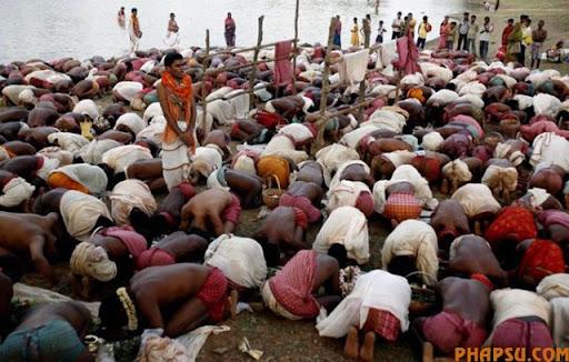 Hindu devotees offer prayers to Lord Shiva during the annual Shiva Gajan religious festival at Panchal village, about 245 km (152 miles) southeast of Kolkata, April 13, 2010. Hundreds of devotees offer sacrifices and perform acts of devotion during the festival in the hopes of winning the favour of god Shiva and ensuring the fulfillment of their wishes and also to mark the end of the Bengali calendar year. REUTERS/Parth Sanyal (INDIA - Tags: SOCIETY RELIGION)