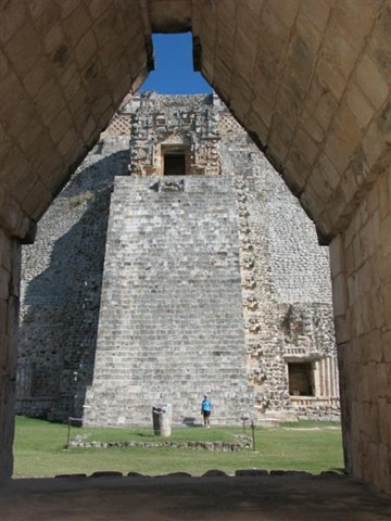 [MX09_Uxmal_Pyramid View[4].jpg]