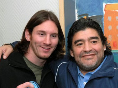 [صورة: messi-maradona.jpg]
