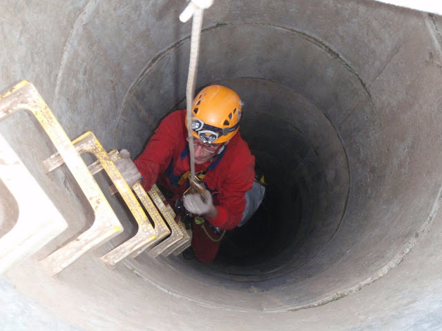 Julio en la boca del pozo de hormigón.