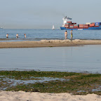Badespass mit Containerschiff