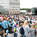 Wæhrenddessen fuellt sich der Platz auf wundersame Weise mit den obskursten Marathonlæufern...