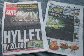 Ich hab mir natuerlich alle einschlægigen Presserzeugnisse besorgt: Der September When Gig auf allen Titelseiten. "20.000 Feiern" (hyllet læsst sich auch mit "huldigen" uebersetzen, das gefællt mir noch besser)