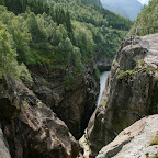yeah, Wasserfall! Dieser hier hat nen Canyon in den Stein gefressen und læuft ganz merkwuerdig im Felsen hin und her.
