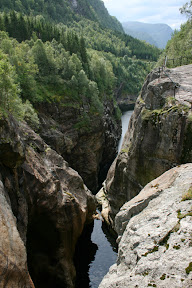 yeah, Wasserfall! Dieser hier hat nen Canyon in den Stein gefressen und læuft ganz merkwuerdig im Felsen hin und her.