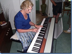 Eileen France playing the Korg SP250 Eileen France playing the Korg SP250