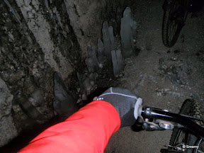 Ledeni stalagmiti, tik pred koncem rova. Ledeni stalagmiti, tik pred koncem rova.
