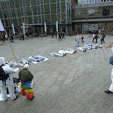 NO WAR Aktion vor dem Kölner Dom (24.10. Herbert Sauerwein/AF)