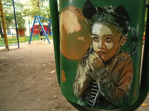 Портреты на стенах.