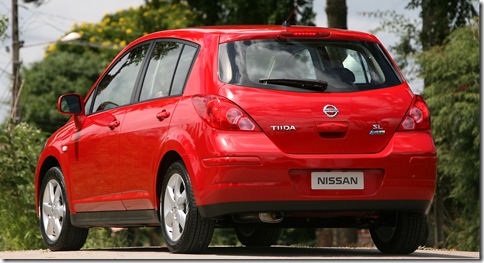 Nissan Tiida 2010 (3)