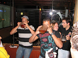 O cara ai da direita (logo em frente ao cronometro) ganhou a competição. 1 litro de chopp em 19 segundos.