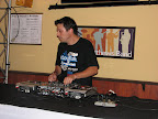 DJ Galo passando o som