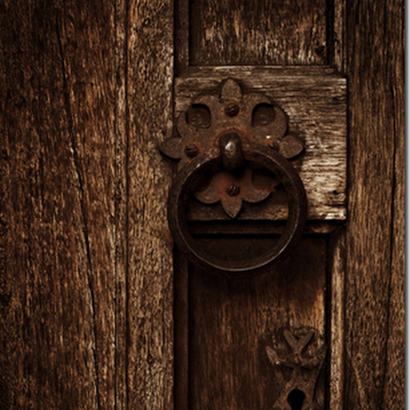 The Skirted Roundtable – Knock, Knock, Knocking on Blogging’s Door