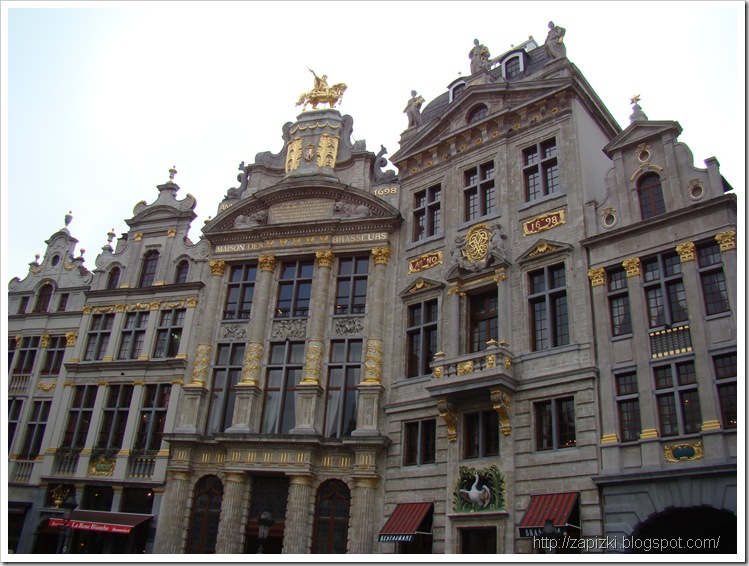 Юго-восточная сторона Grand Place Юго-восточная сторона Grand Place