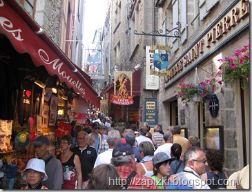 Толпы туристов на улицах города в Мон-Сен-Мишель