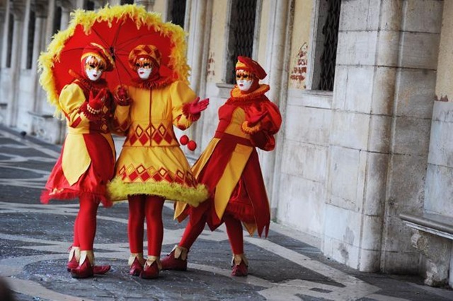 [Carnevale 2011 - foto il martedi grasso a venezia - maschera ed erotismo5[4].jpg]