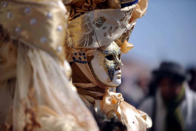[Carnevale 2011 - foto il martedi grasso a venezia - maschera ed erotismo12[5].jpg]