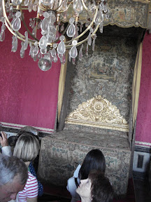 The Queens Bed Chamber, to prove her child was legitmate members of the public crowded here.. .Ecch.