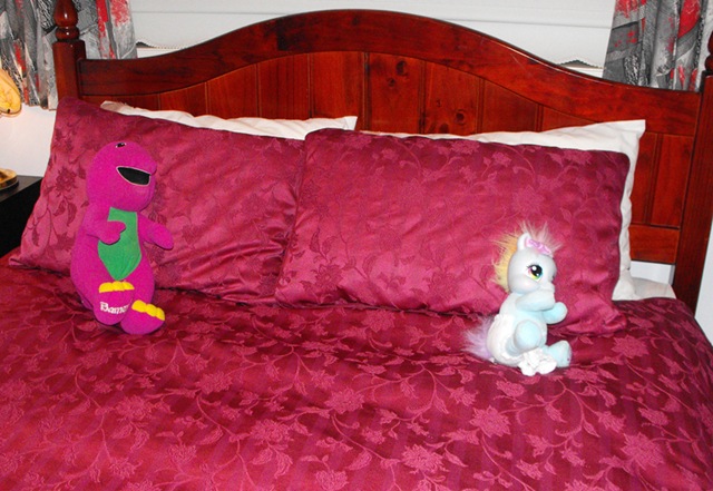[toys-on-bed[5].jpg]