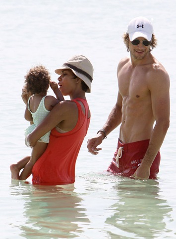 [halle berry[4].jpg]