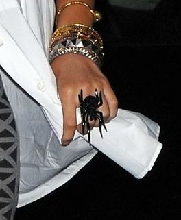 [Rihanna aranha[6].jpg]