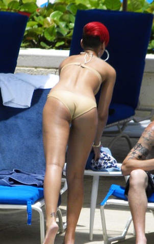 [Rihanna bikini 5[4].jpg]