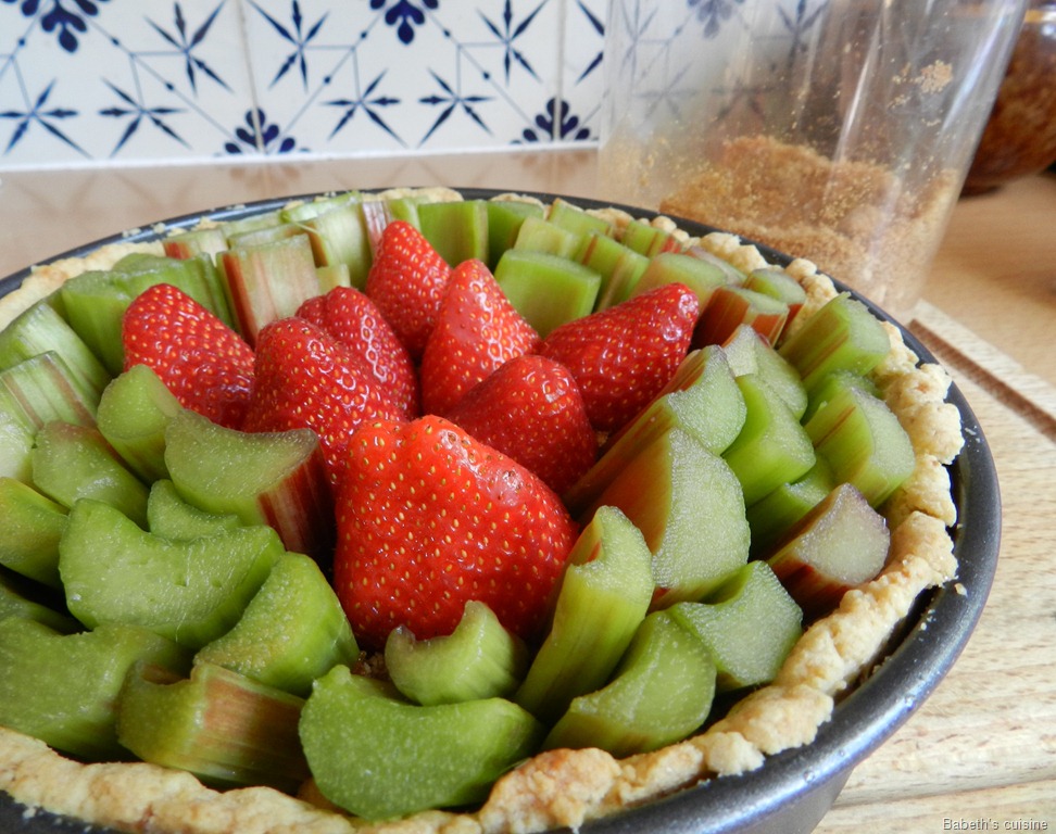 [tarte rhubarbe fraises avant cuisson[10].jpg]