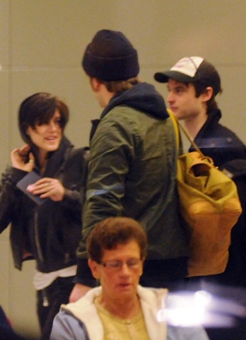 [Rob Pattinson, Kristen Stewart Hit NYC1[2].jpg]