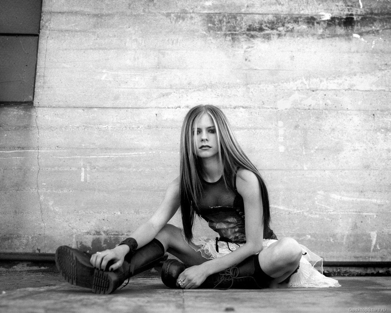 [Avril-Lavigne-1280x1024-wallpapers[2].jpg]