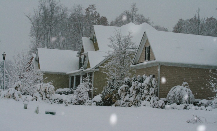 [blog snowy house[10].jpg]