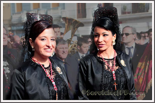 Imagen: Las hermanas Sandra y Mónica Grau Melero, nuevas Camareras del Cristo para 2011 en el municipio de Silla
