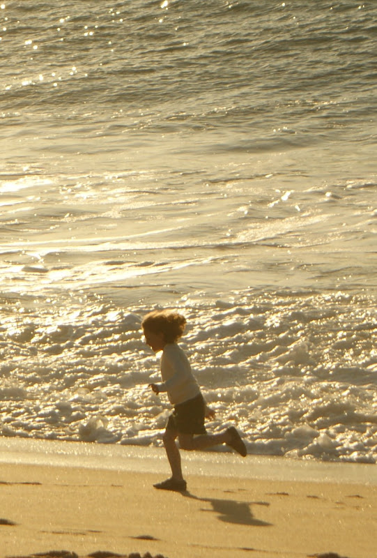 Criança a correr na praia