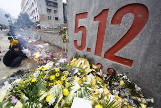 4月2日，当地群众在北川老县城祭奠亲人 April 1, North Sichuan earthquake disaster area people in the ruins of the Ching Ming back their loved ones hold a memorial ceremony for victims