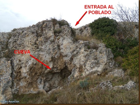 Cueva y entrada al poblado