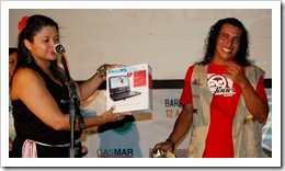 A Coordenadora do Curso de Comunicação Social da Faculdade São Luís, Luiziane Saraiva, entregue DVD Portátil ao segundo colocado, Jony Gomes Silva A Coordenadora do Curso de Comunicação Social da Faculdade São Luís, Luiziane Saraiva, entregue DVD Portátil ao segundo colocado, Jony Gomes Silva