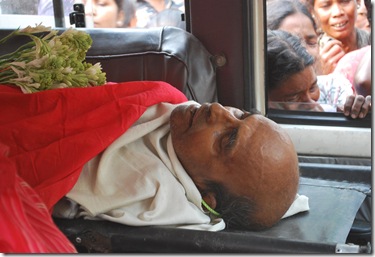 kanu-sanyal-on-way-to-nbmch-for-postmortem-at-hatighisha-naxalbari-on-tiesday-sns-bappaditya