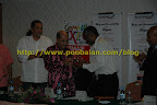 Organising chairman Kamalanathan presenting souvenir to Syed Hamid. Along side is blogger Ahirudin Attan (aka Rocky Bru)