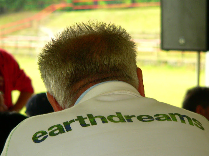 earthdreams text on the shirt