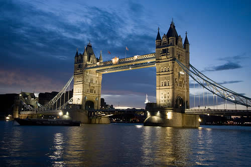 8.Tower Bridge (Inggris): Paling Terkenal dan Jembatan cantik Victoria 