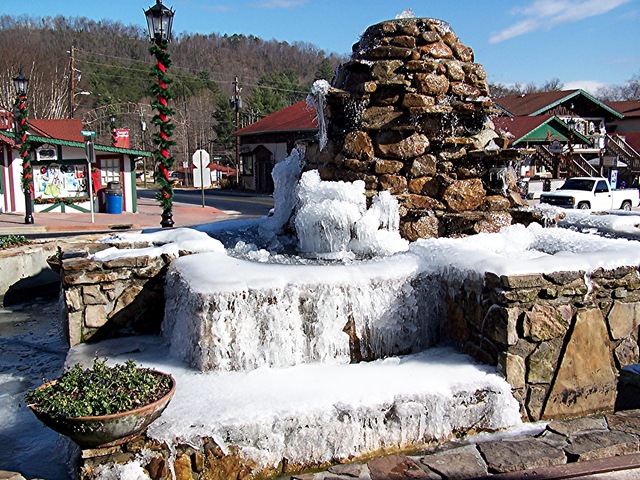 [Helen ice fountain[5].jpg]