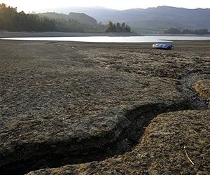 [lake-gruyere-drought-switzerland-May 2011[5].jpg]