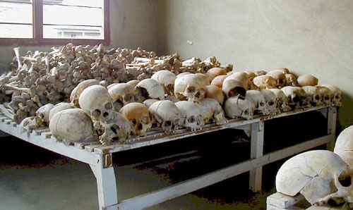 [Rwandan_Genocide_Murambi_skulls[4].jpg]
