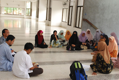 Mesyuarat di Masjid Saidina Uthman sebelum memulakan aktiviti di rumah solehah