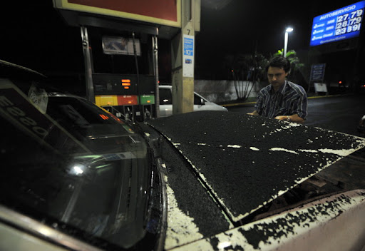 Cinzas do vulcão em carro imagem