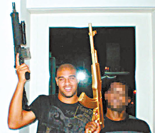 jogador do flamengo Adriano imperador com segurando armas