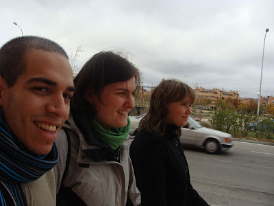 Rodolfo, Aleksandra e Iga caminhando em Madrid