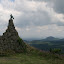 Das Fliegerdenkmal auf der Wasserkuppe mit Blick auf die Milseburg