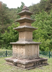 Uiseong Three storied stone pagoda in Gwandeokdong,